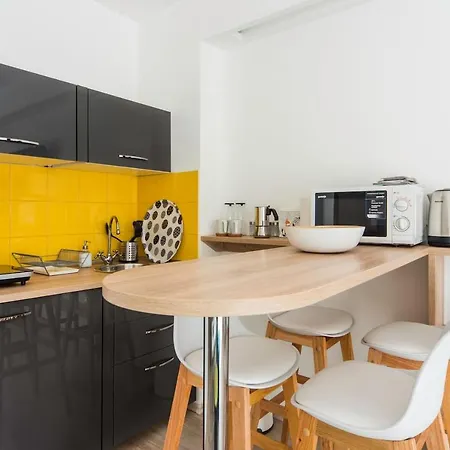 Modern Four Bedroom In Palace District Budapesta