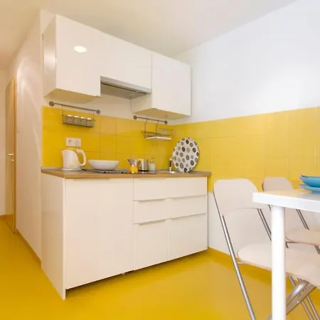 Modern Four Bedroom In Palace District Apartment *