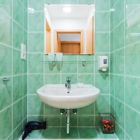 Modern Four Bedroom In Palace District