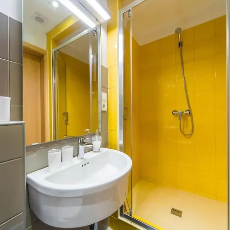 Modern Four Bedroom In Palace District Apartment