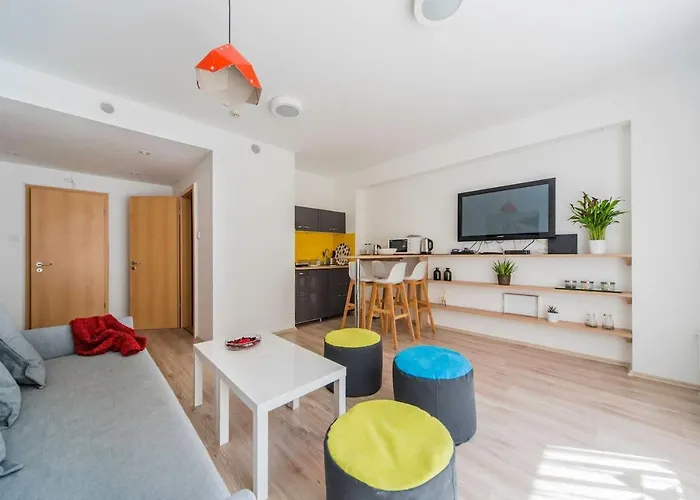 Modern Four Bedroom In Palace District Appartement
