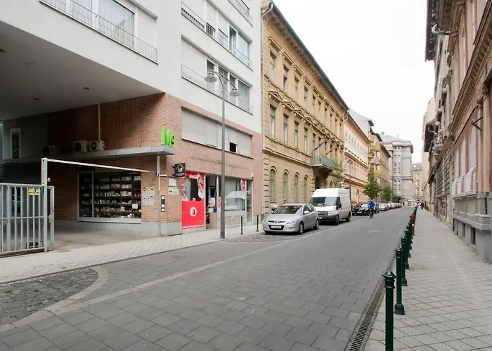 Modern Four Bedroom In Palace District Appartement