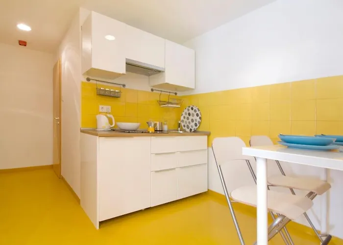 Modern Four Bedroom In Palace District Appartement *