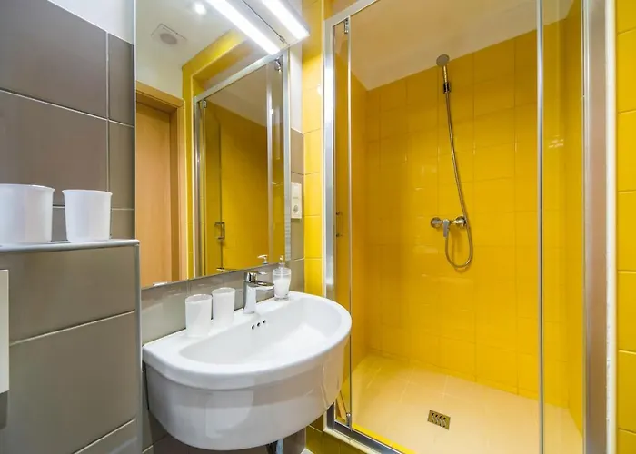 Modern Four Bedroom In Palace District Appartement