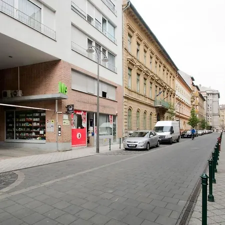 Modern Four Bedroom In Palace District Lejlighed